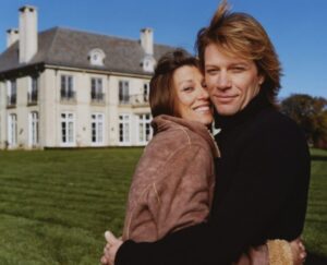Jon Bon Jovi and Dorothea Hurley hugging eachother