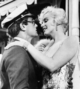Tony Curtis and Marilyn Monroe posing in the set of Some Like It Hot