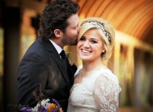 Kelly Clarkson and Brandon Blackstock on their wedding photo